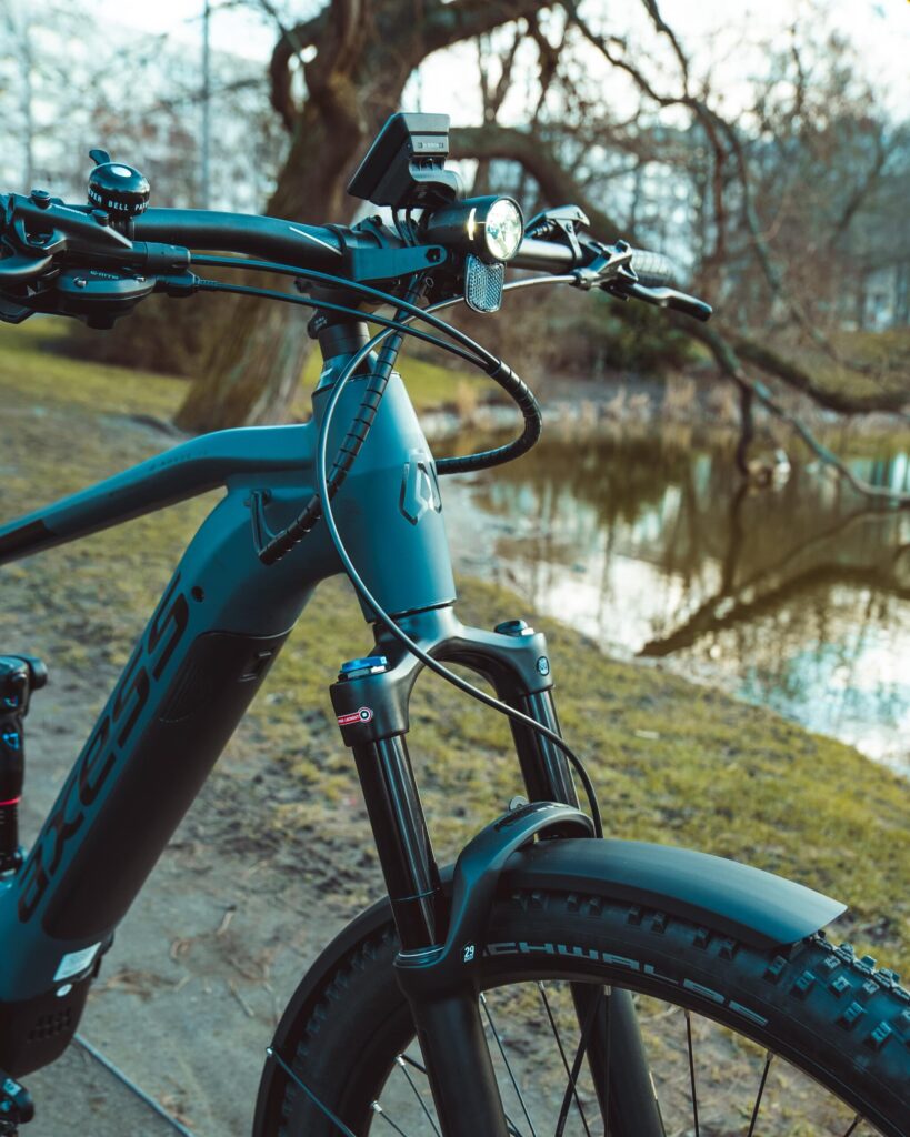 Axess Rogue FS Allroad 2024 mit Suntour-Gabel, Nahaufnahme im Park, zeigt modernes Design und robuste Bauweise.