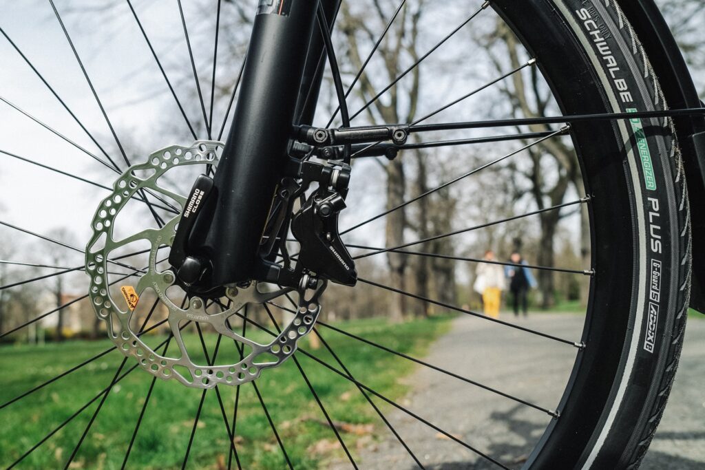 Shimano-Bremsen am Vorderrad des KTM Macina Style Pro 2024, Nahaufnahme im Park.