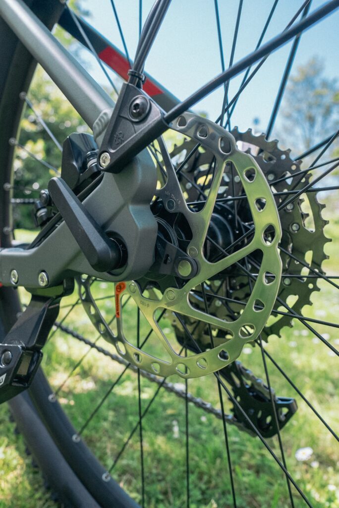 Scheibenbremse des Axess Force Pro Allroad im Detail, zeigt robuste Bauweise und präzise Verarbeitung.