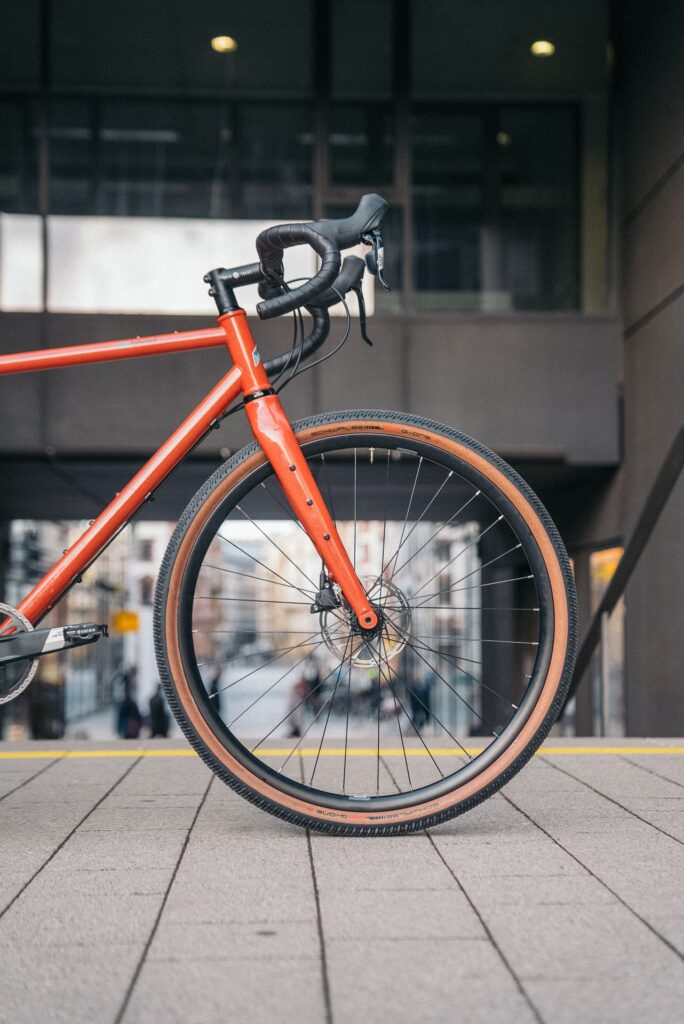 Terrakottafarbenes VSF GX-500 Fahrrad mit Gabel und Vorderrad im urbanen Hintergrund.
