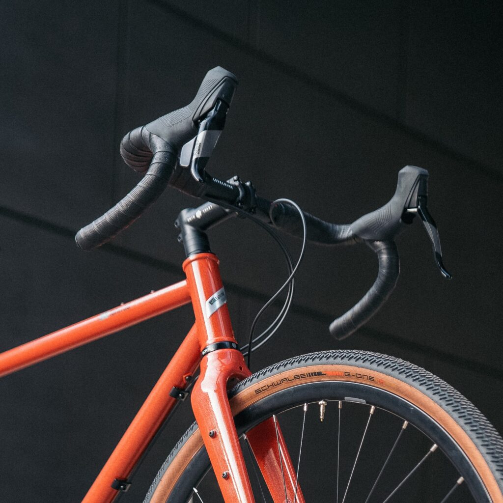 Lenker des VSF Fahrradmanufaktur GX-500 in Terrakotta, Detailansicht mit Schwalbe G-One Reifen.