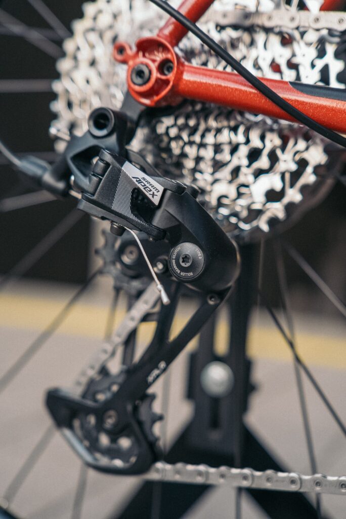 SRAM APEX XPLR Schaltwerk am VSF GX-500 Fahrrad, Nahaufnahme der Gangschaltung und Kette.