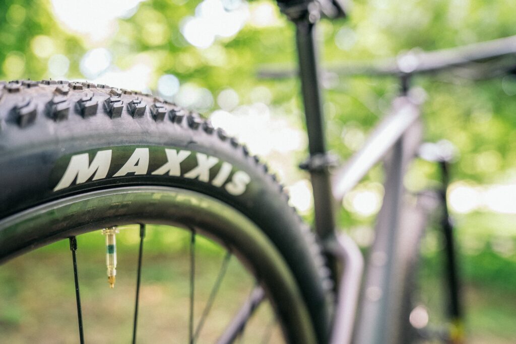Maxxis Rekon Reifen am Scott Scale 980 Fahrrad, Nahaufnahme im Grünen.