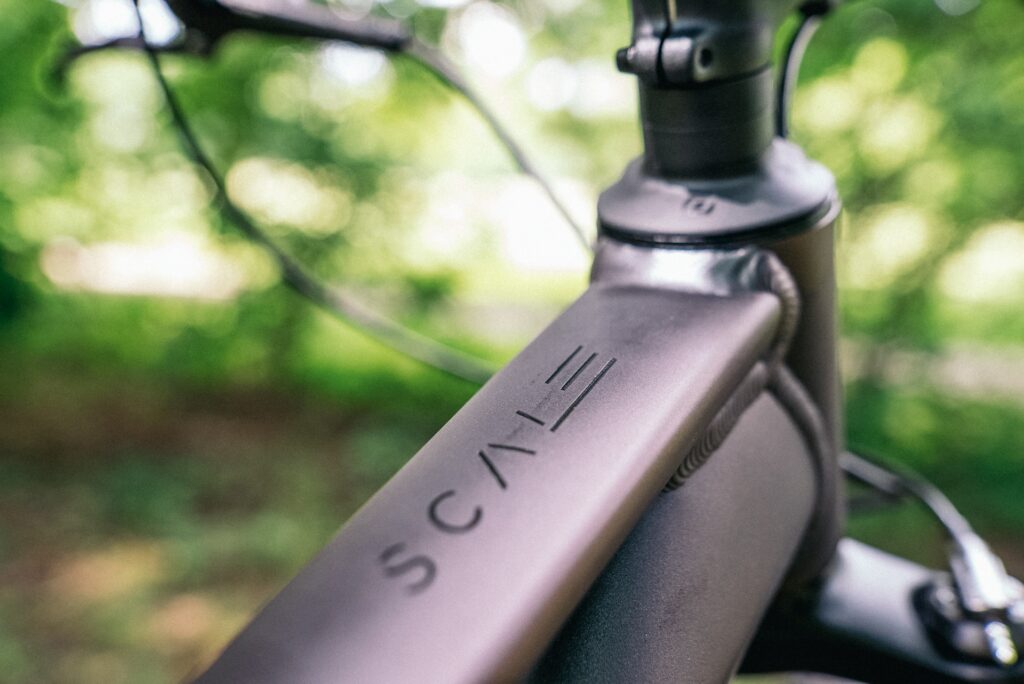 Scott Scale 980 2024 Rahmen in Nahaufnahme, zeigt Details und Design des Mountainbikes im Grünen.