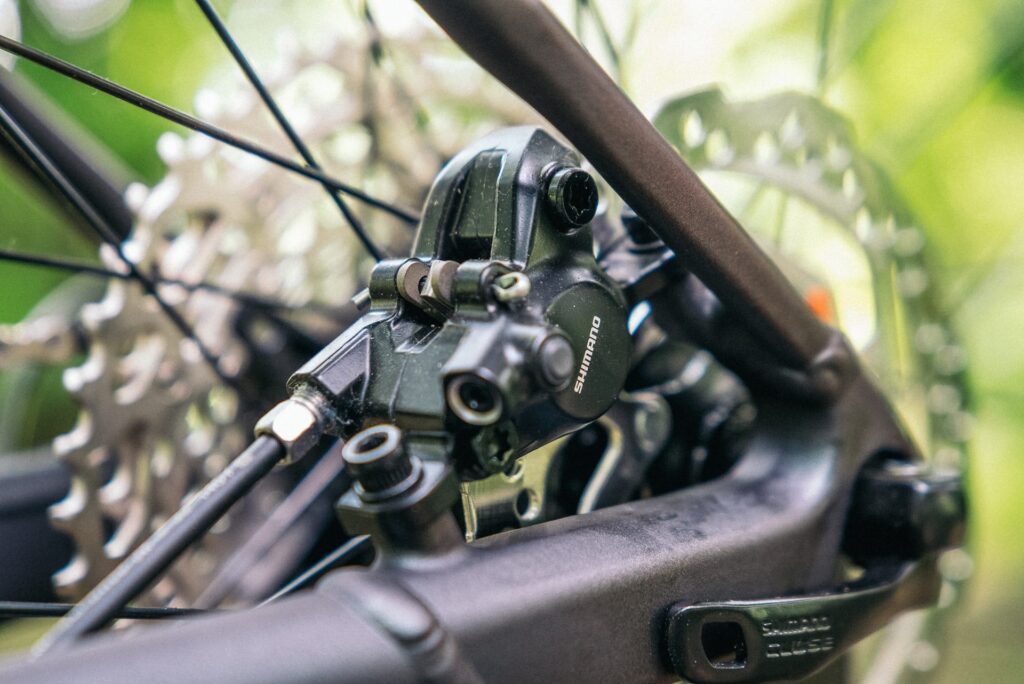 Shimano-Scheibenbremse und Schnellspanner am Scott Scale 980, Nahaufnahme der Fahrradtechnik im Test.