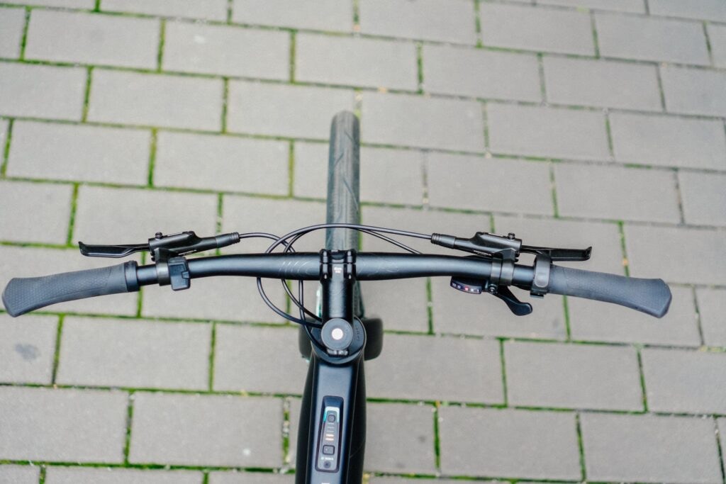 Lenkeransicht des Cube Editor Hybrid Pro 400X auf gepflastertem Untergrund.