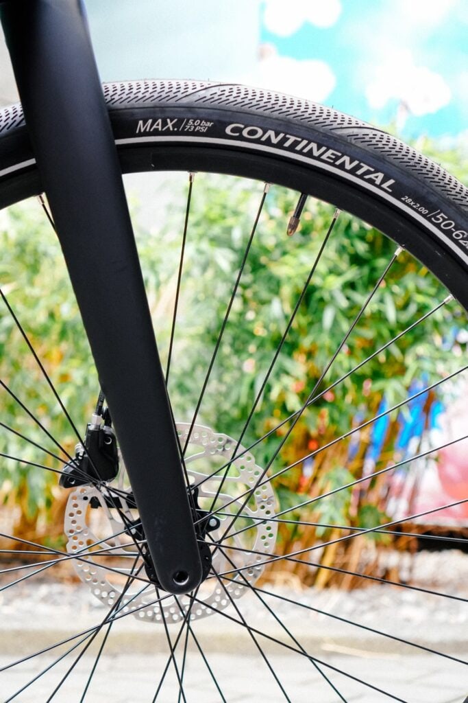 Vorderrad und Gabel des Cube Editor Hybrid Pro 400X mit Continental-Reifen und Scheibenbremse im Detail.