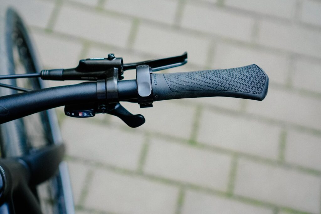 Nahaufnahme des ergonomischen Griffs am Lenker des Cube Editor Hybrid Pro 400X E-Bikes.