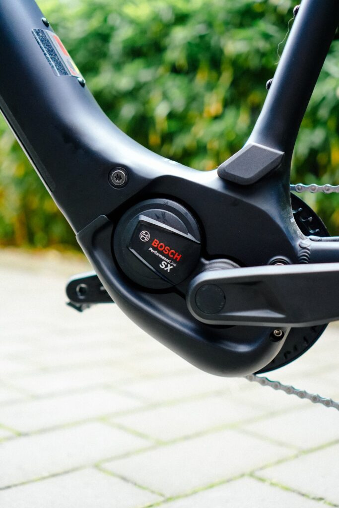 Bosch Performance Line SX-Motor am Cube Editor Hybrid Pro 400X, Nahaufnahme des E-Bike-Antriebs.