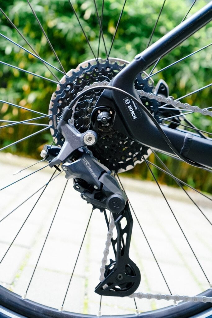 Cube Editor Hybrid Pro 400X Schaltwerk mit Bosch-Antrieb, Nahaufnahme bei Tageslicht, zeigt technische Details.