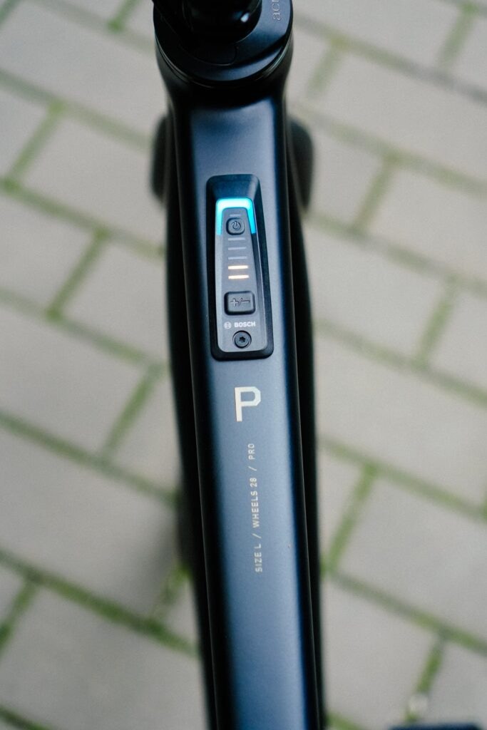 Bosch-Systemcontroller am Cube Editor Hybrid Pro 400X, Nahaufnahme des Oberrohrs mit Bedienelementen.