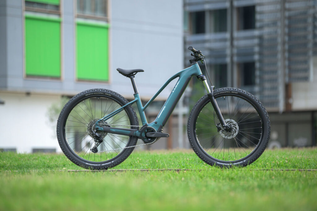 Seitenansicht auf einer grünen Grasfläche vor einem Gebäude des Cube Reaction Hybrid 800 ONE