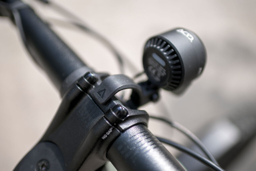 Nahaufnahme Lenker und vom Werk angebracht Lichtanlage des Cube Reaction Hybrid Pro FE