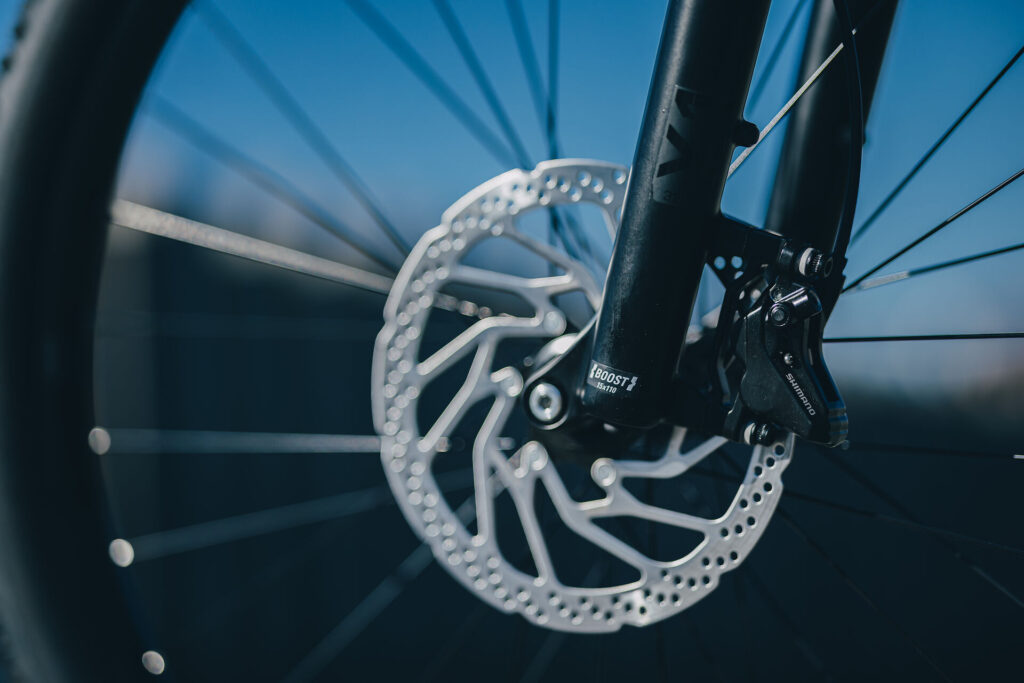 Nahaufnahme der Scheibenbremse am Cube Reaction Hybrid 800 Orie