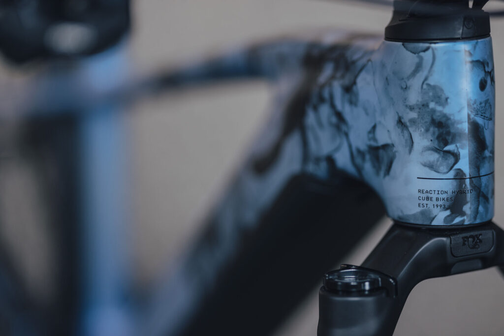 Nähere Ansicht des Rahmens mit einer bläulichen Tarnmusterung des Cube Reaction Hybrid 800 SLT