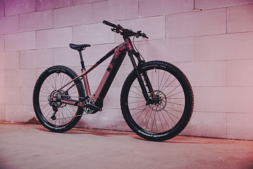 Seitenansicht eines Cube Reaction Hybrid 800 SLX vor einer Wand stehend