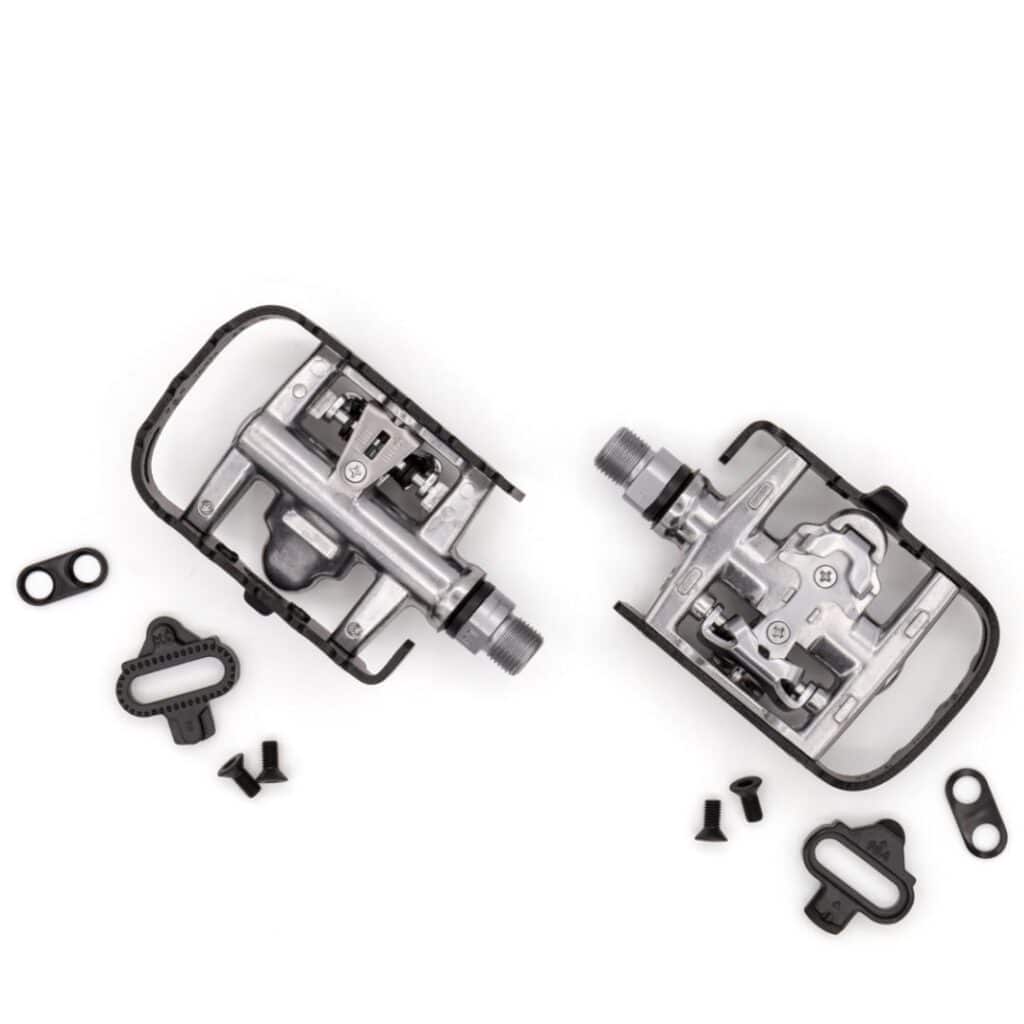 Fahrradpedale mit Zubehör für optimale Sitzpositionseinstellung auf (E-)Bikes, inklusive Schrauben und Clips.