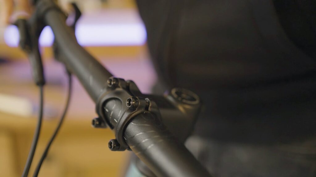 Nahaufnahme eines Fahrradlenkers, der für eine bequeme Sitzposition korrekt ausgerichtet wird.