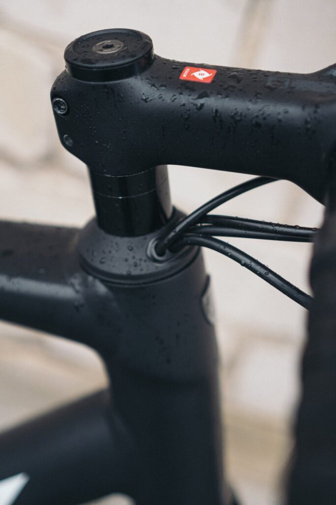 Nasses Fahrradlenker-Detail mit integrierter Kabelführung, Fokus auf Trek-Design und Funktionalität.