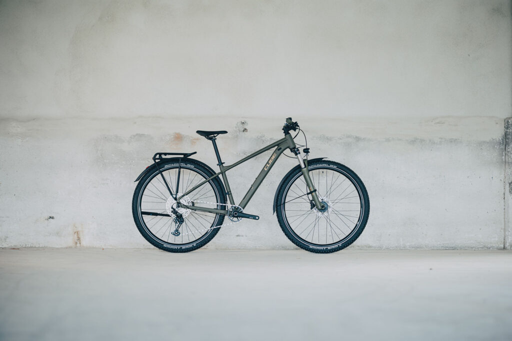 Seitenansicht des Cube Aim SLX FE vor grauem Hintergrund