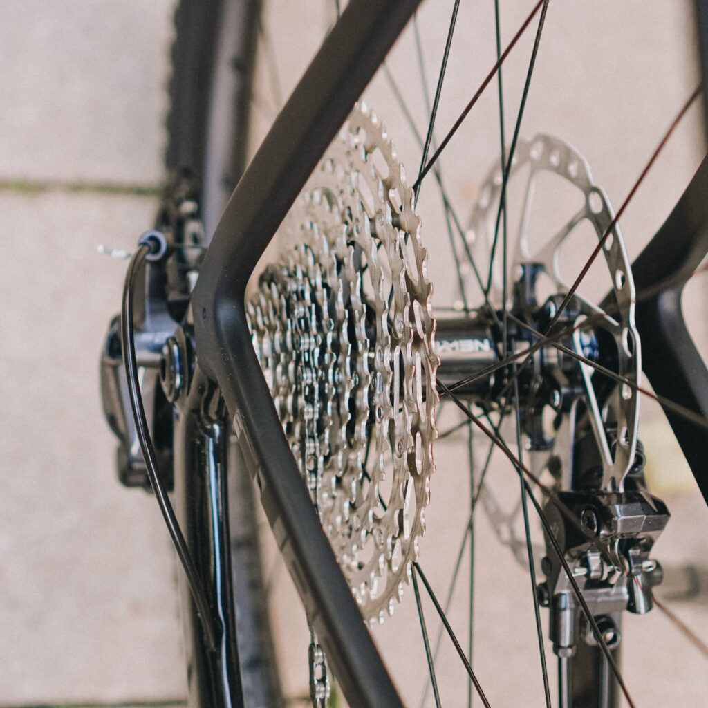 Nahaufnahme eines Cube Kathmandu Hybrid 2025 Hinterrads mit Kettenschaltung und Scheibenbremse.