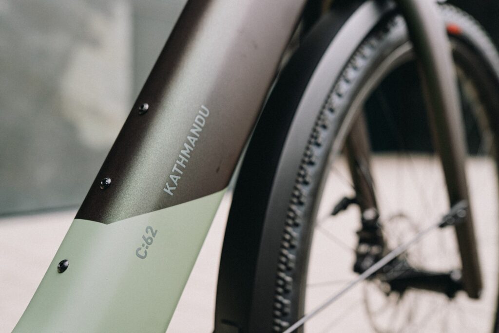 Cube Kathmandu Hybrid C:62 Fahrradrahmen, Nahaufnahme des Designs und Schriftzugs, modernes E-Bike-Detail.