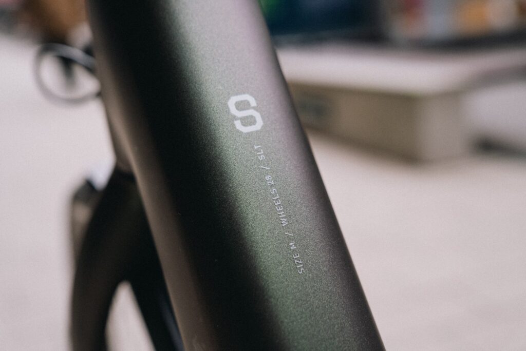 Nahaufnahme des Cube Kathmandu Hybrid C:62 SLT 2025 Rahmens mit Größen- und Modellangabe.