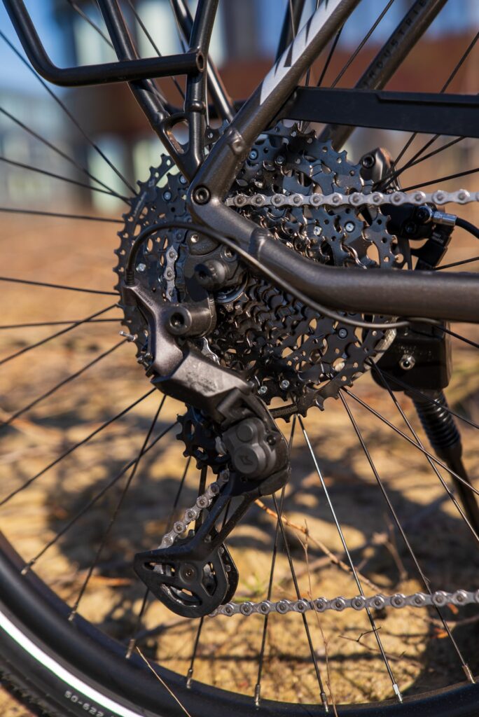 Nahaufnahme eines Fahrrad-Schaltwerks, Teil der KTM MACINA Style Serie, im Sonnenlicht.