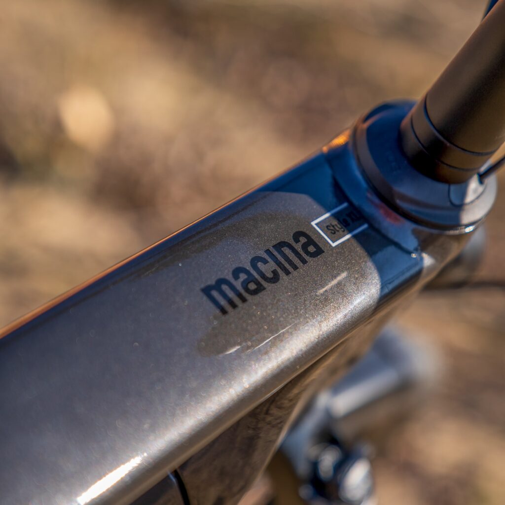 Nahaufnahme des KTM MACINA Style Rahmens mit Logo, Fokus auf Design und Details im Vergleichstest.