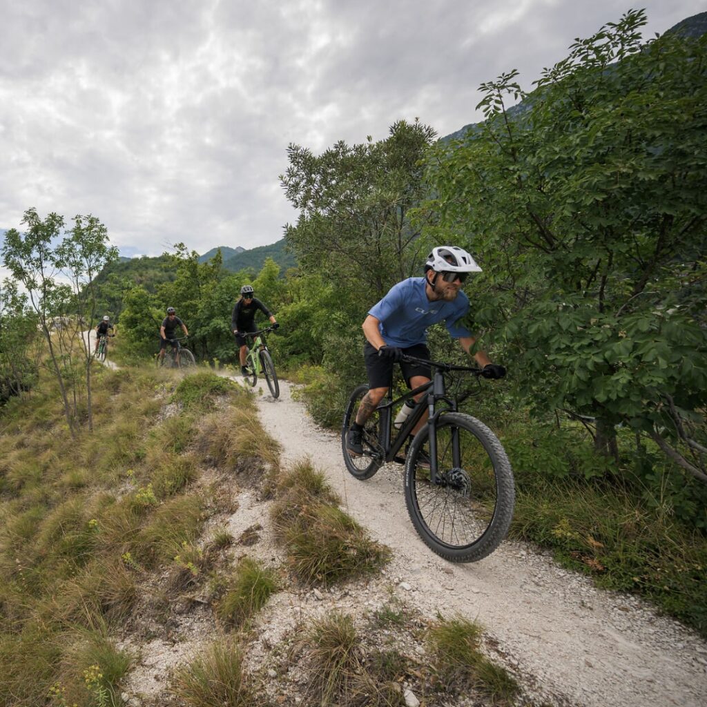 Mountainbiker auf Waldpfad testen Cube Attention Pro und SLX 2025 Modelle im Gelände.