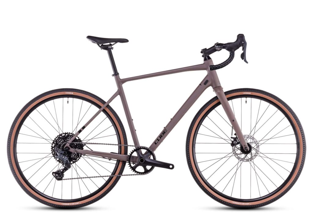 Cube Nuroad One Gravelbike in Braun mit Scheibenbremsen und breiten Reifen, seitliche Ansicht.