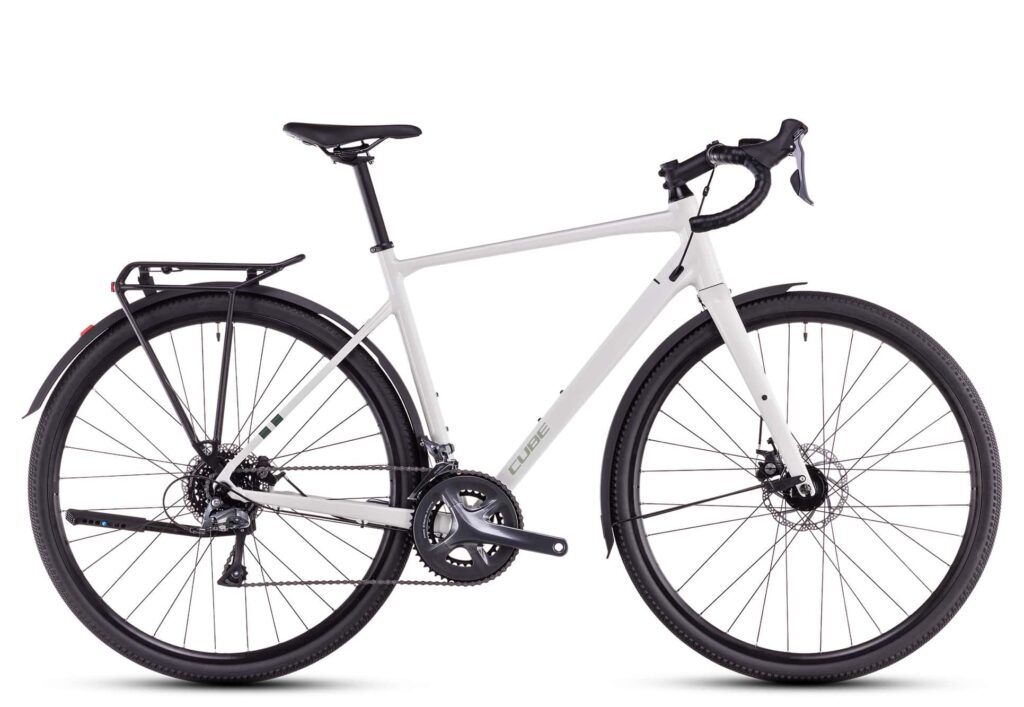 Gravelbike Cube Nuroad One in Weiß mit Scheibenbremsen und Gepäckträger, ideal für vielseitige Touren.