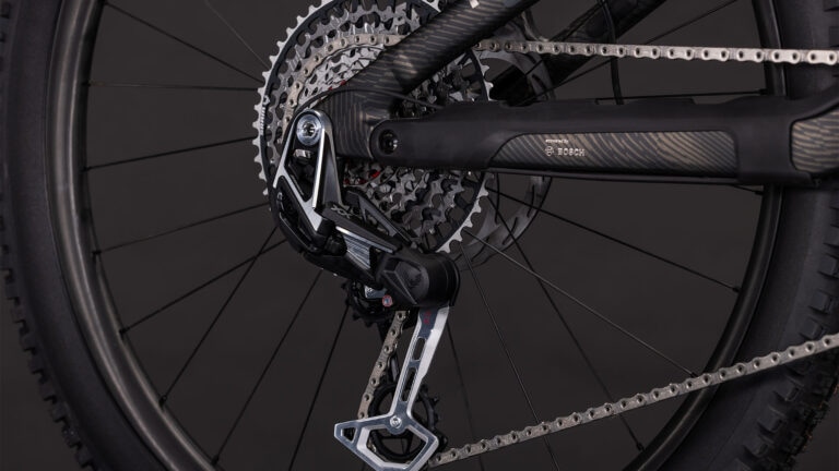 Nahaufnahme des Schaltwerks am Cube Stereo Hybrid One44 HPC SLT 800