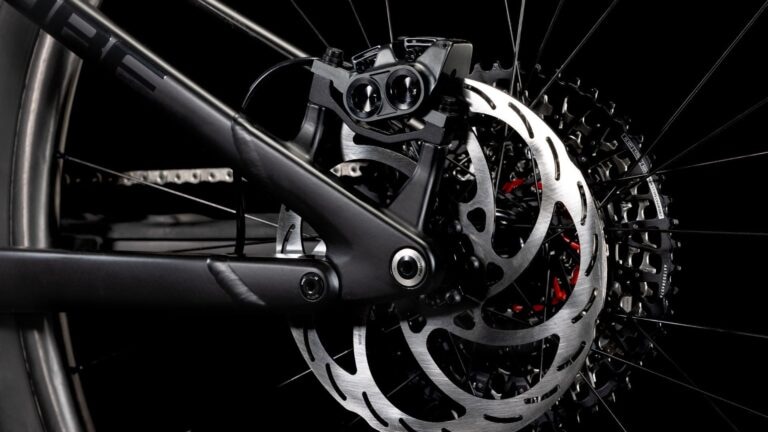 Detailansicht der Scheibenbremse eines Cube Stereo Hybrid 2025, Fokus auf Technik und Design.