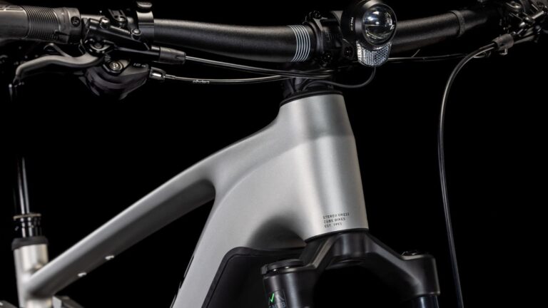 Detailansicht des Cube Stereo Hybrid 2025 mit Fokus auf Rahmen und Lenker, modernes Design und hochwertige Verarbeitung.