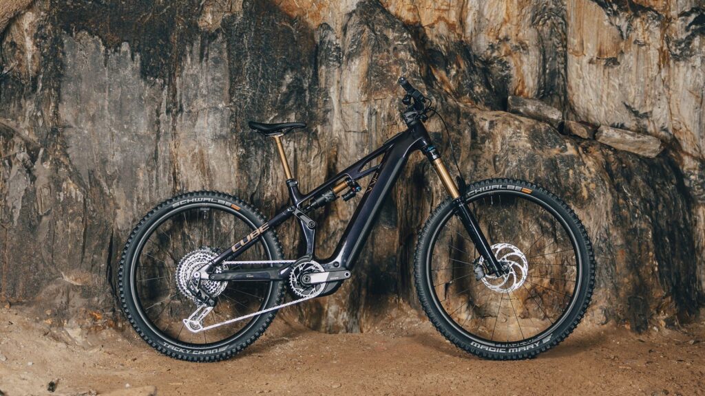 Cube Stereo Hybrid 2025 Modell vor Felswand, zeigt modernes E-Mountainbike-Design und robuste Bauweise.