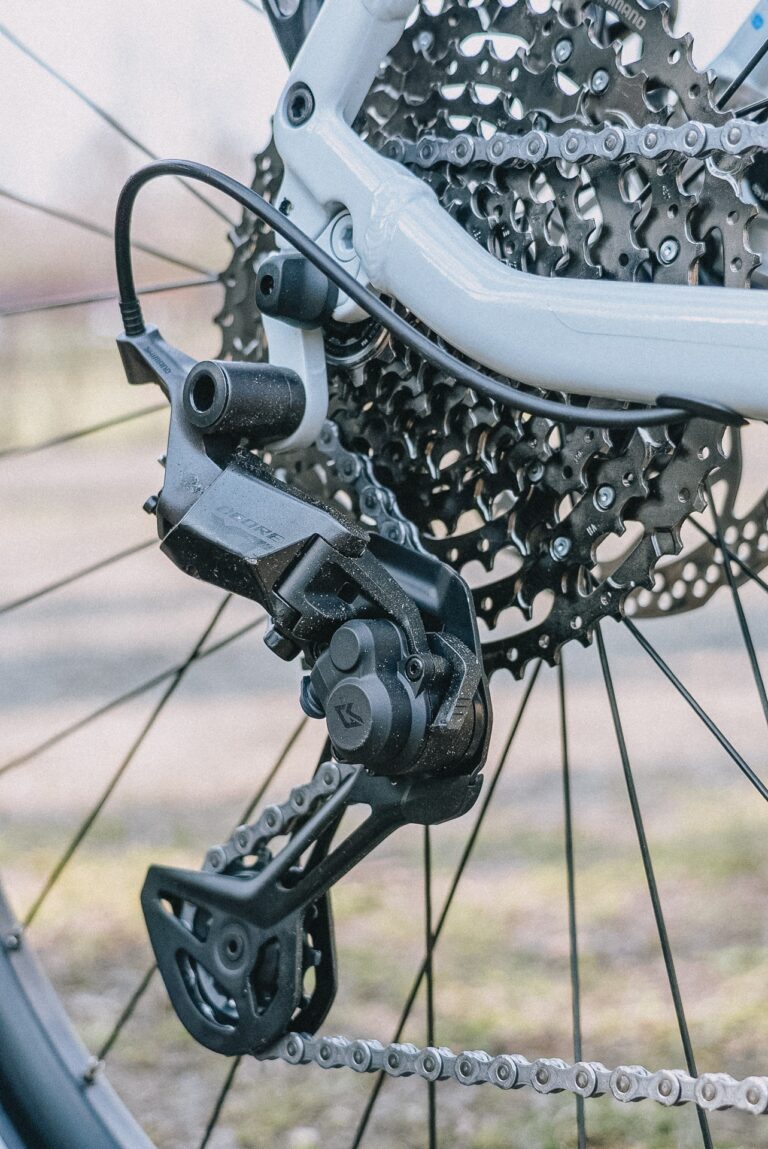 Nahaufnahme der Schaltung des KTM Macina Style X Pro 2025 mit Shimano-Komponenten.