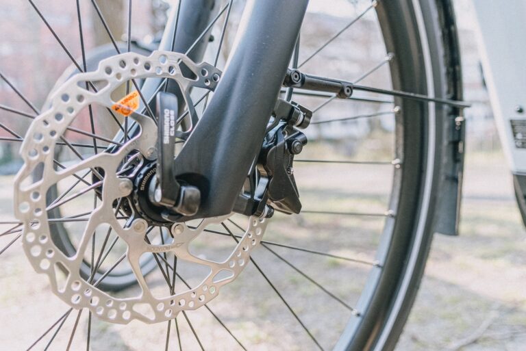 Scheibenbremse des KTM Macina Style X Pro 2025, Nahaufnahme der Vordergabel mit Shimano-Bremssystem.