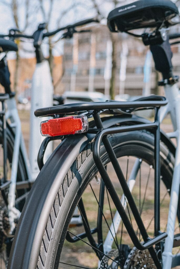 KTM Macina Style X Pro 2025: Detailansicht des Gepäckträgers mit Rücklicht und Reifen im Freien.