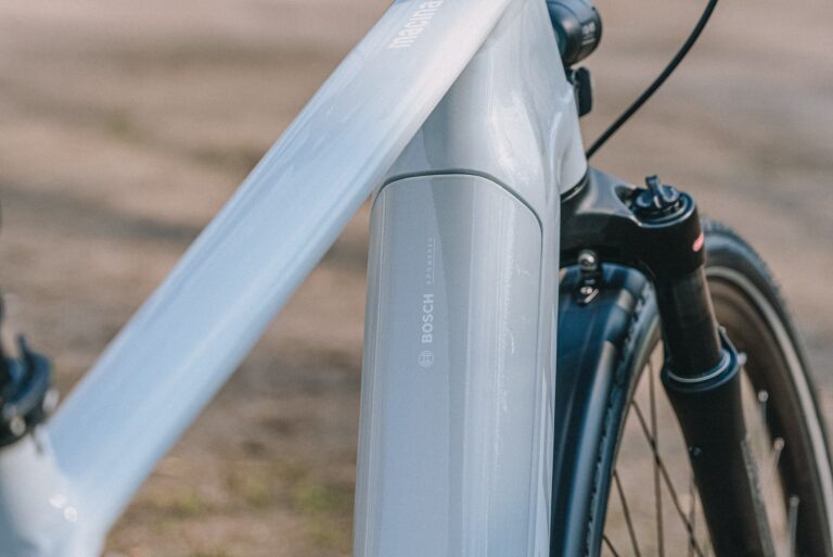 Detailaufnahme des KTM Macina Style X Pro 2025 mit Bosch-Antrieb und Federgabel auf einem Weg.