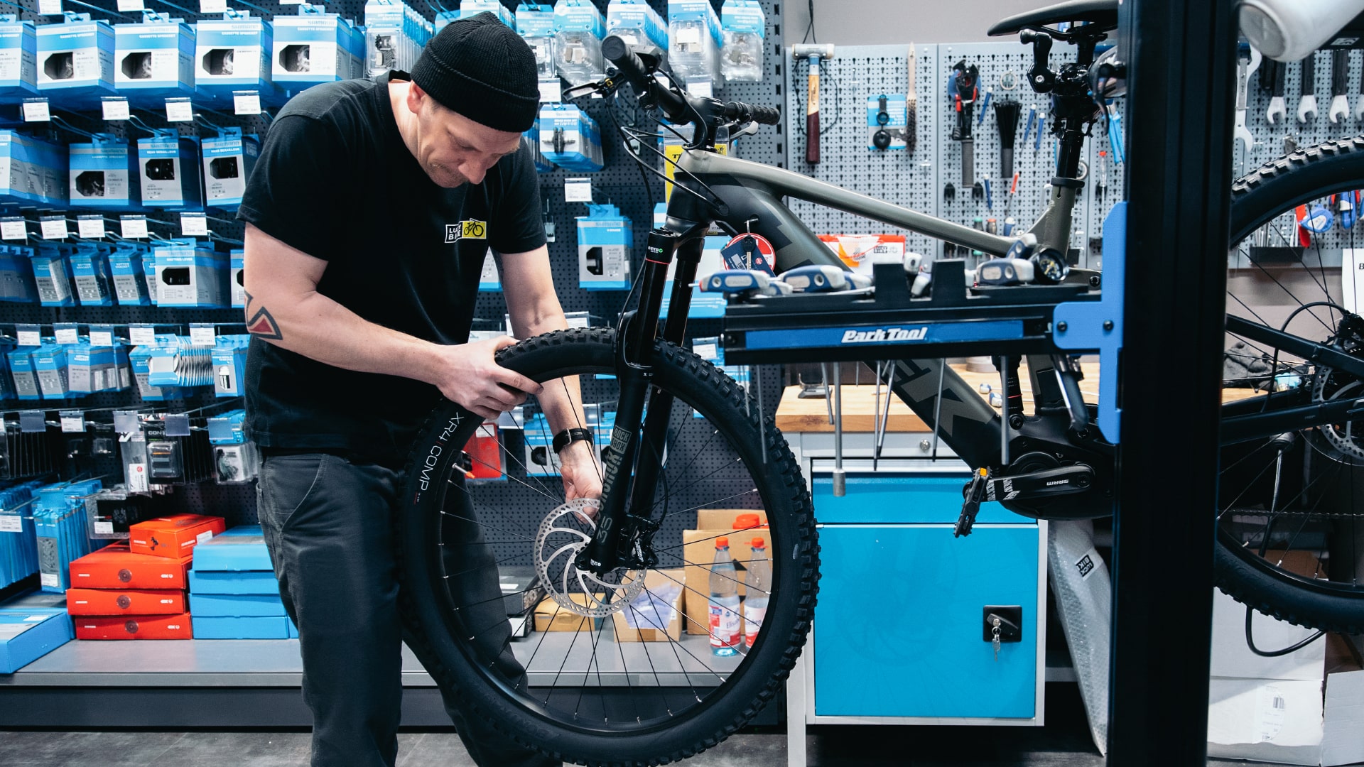 Lucky_Bike-Blog_Schnellspanner_vs_Steckachsen_Lucky_Bike_Werkstatt_Trek