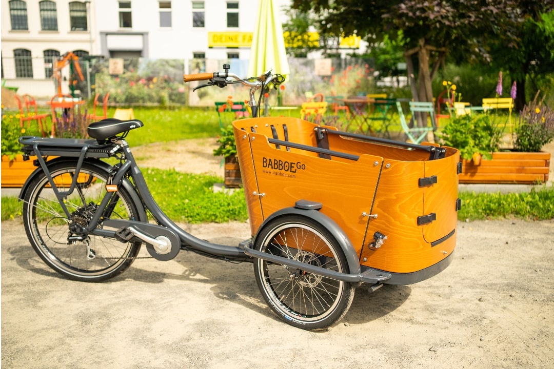 E-Lastenrad Babboe Go im Park, ideal für nachhaltigen Transport und Familienausflüge.