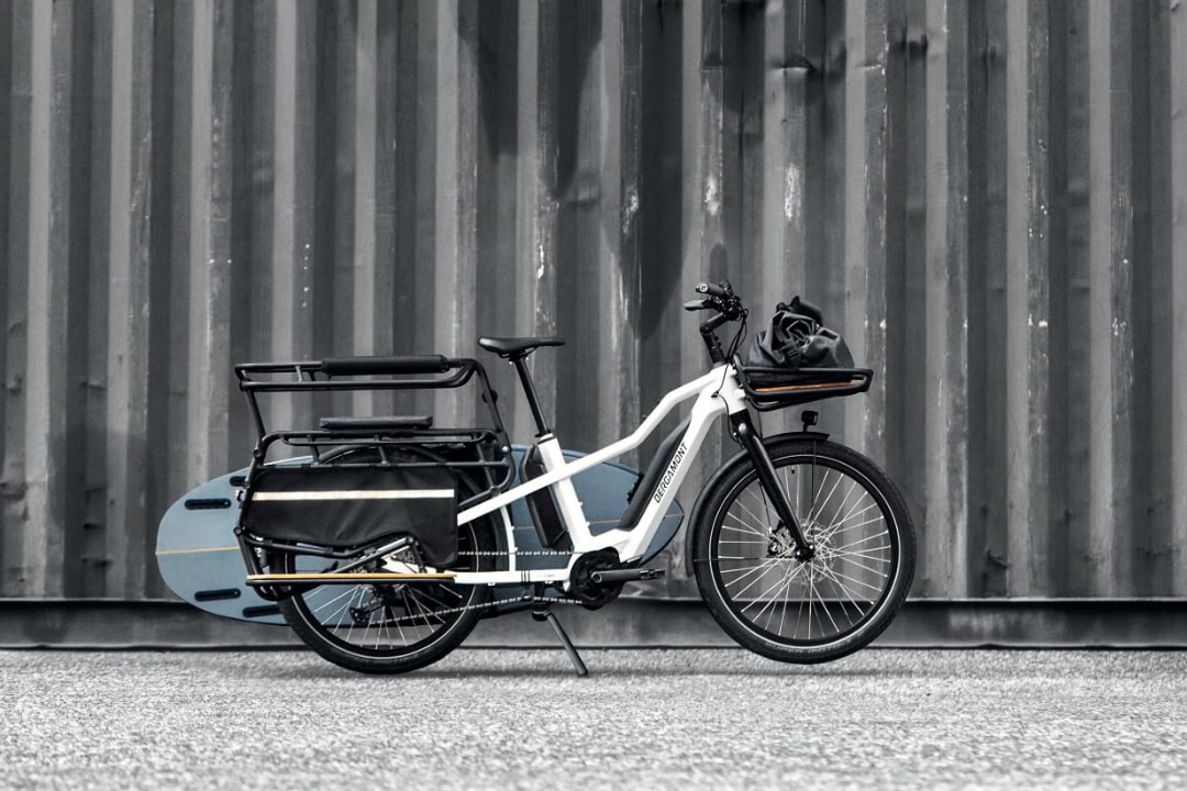 E-Lastenrad Bergamont E-Cargoville LT Longtail seitlich vor einer Industrie-Wand geparkt.