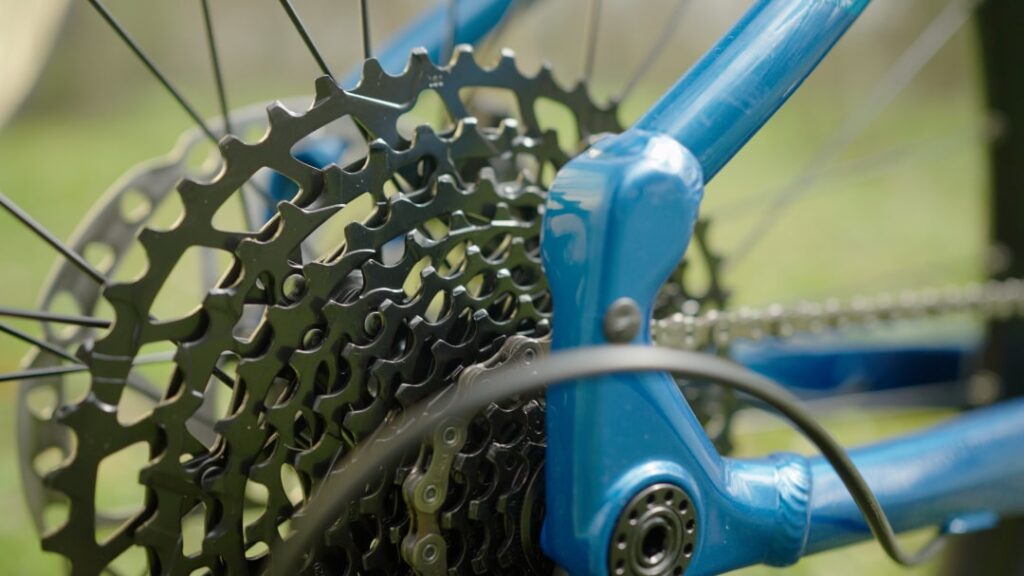 Detailansicht eines blauen E-MTB-Hardtails zeigt die Fahrradkassette in Nahaufnahme. Ideal für Kaufberatung.
