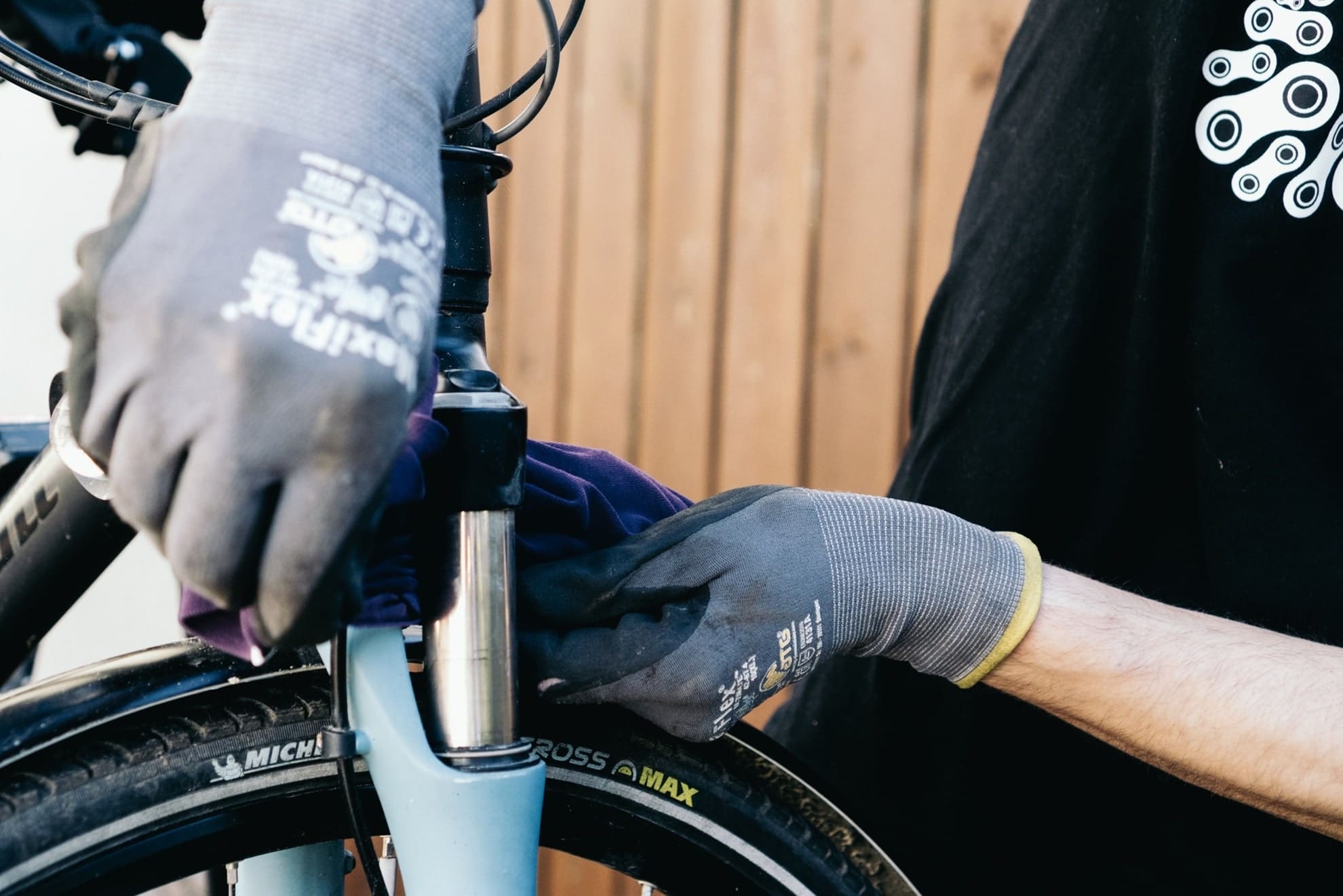 Fahrradmechaniker wartet die Federgabel eines Fahrrads