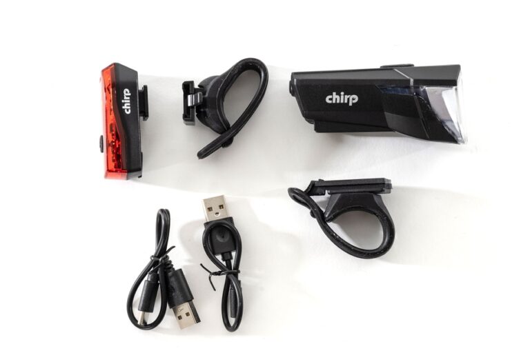 Fahrrad-Lichtset von Chirp mit Vorderlicht und Rücklicht sowie Halterungen und Aufladekabel.