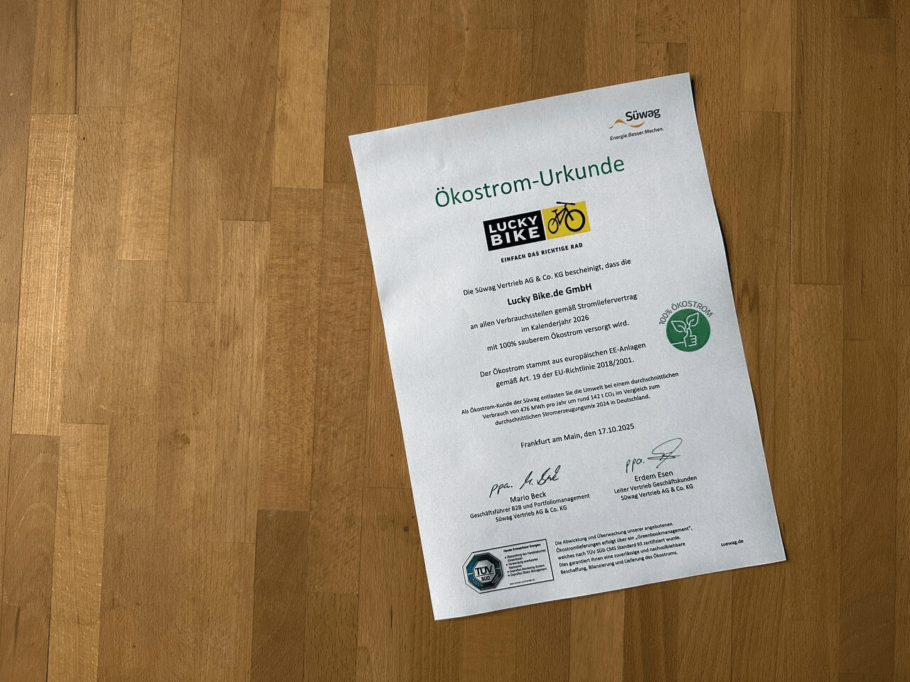 Abbildung einer Ökostrom-Urkunde der Süwag auf einem Tisch liegend