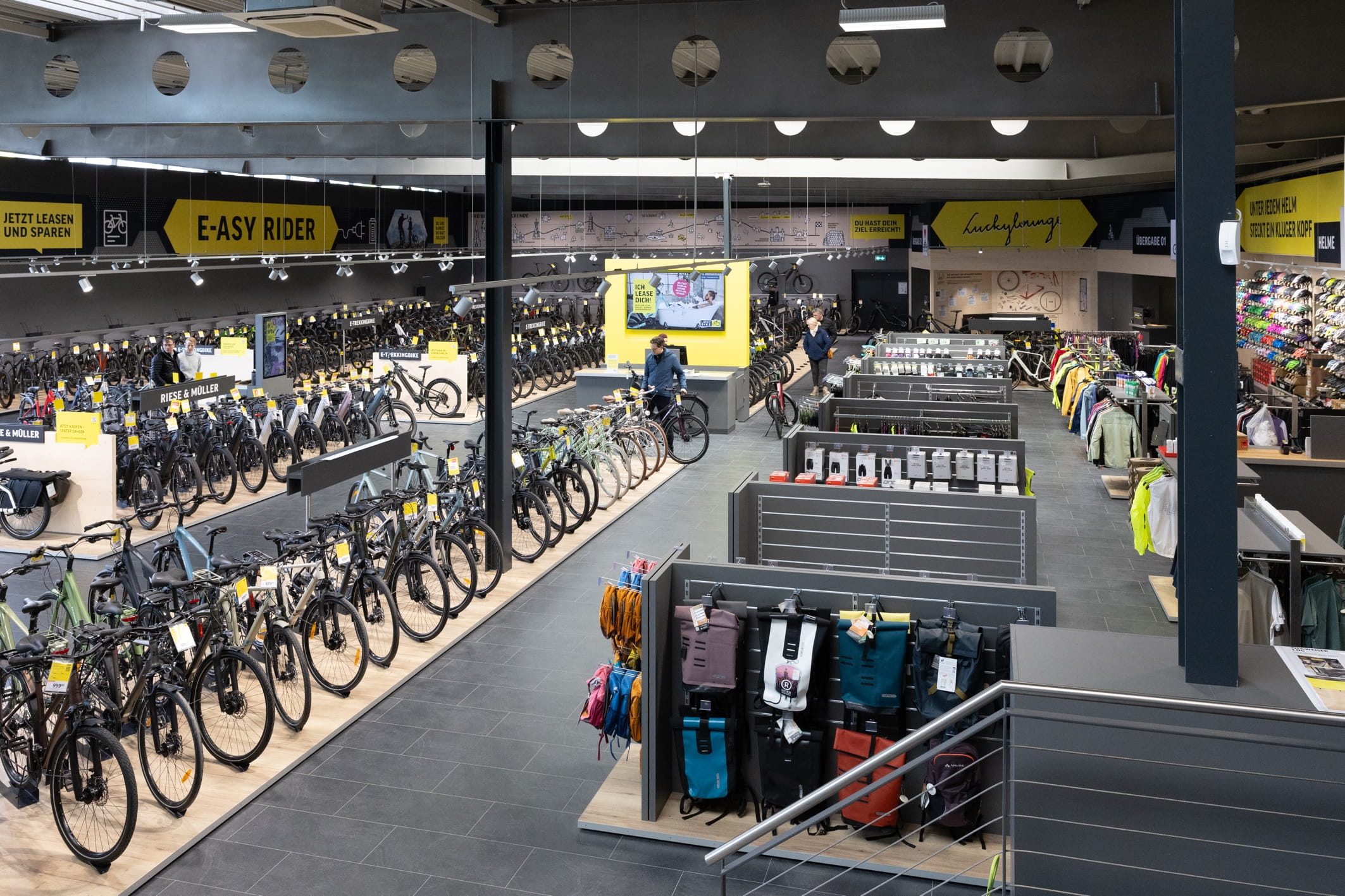 Blick in die neue Filiale von Lucky Bike in Freiburg. Zu sehen sind zahlreiche Fahrräder und Zubehör sowie Bekleidung.