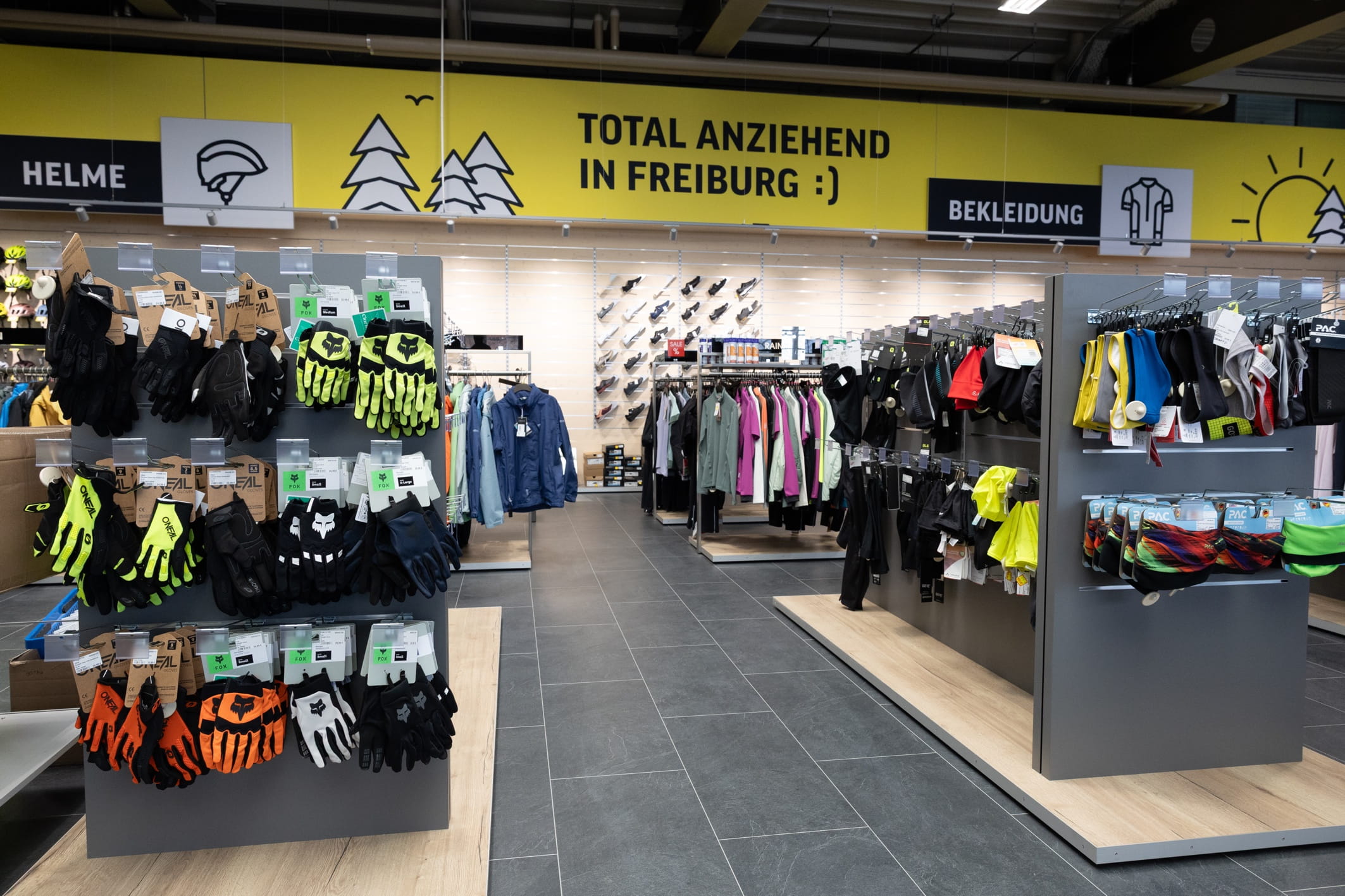 Innenansicht aus der neuen Filiale von Lucky Bike in Freiburg. Zu sehen sind Fahrrad-Zubehör sowie Bekleidung.