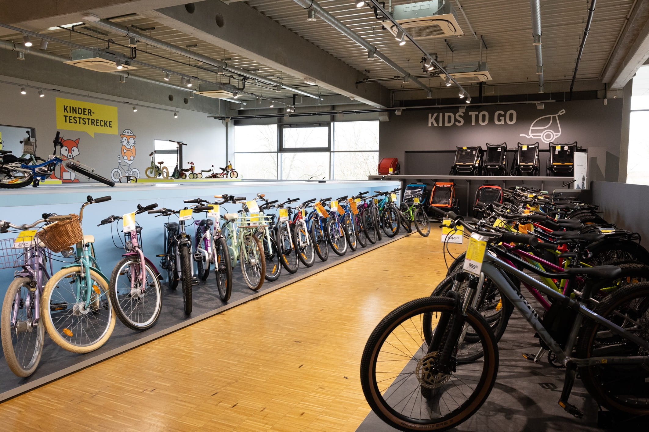 Blick in die neue Filiale von Lucky Bike in Freiburg. Zu sehen sind zahlreiche Fahrräder und einige Kinderanhänger.